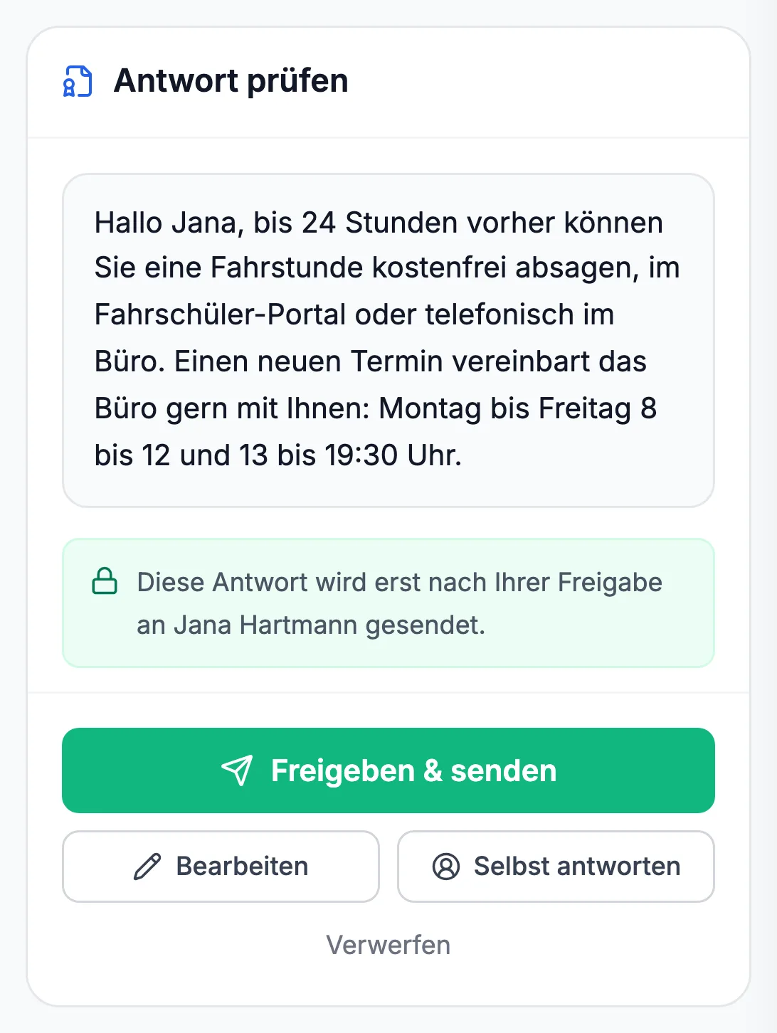 Ausschnitt aus dem Posteingang: der Antwortentwurf des Assistenten im Feld „Antwort prüfen“, mit dem Hinweis, dass er erst nach Freigabe gesendet wird, und dem Knopf „Freigeben & senden“
