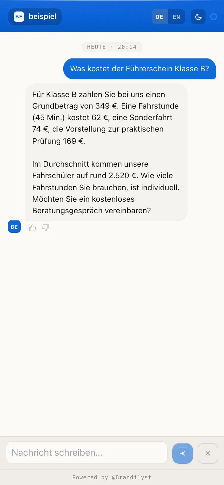 Der Website-Chat auf dem Handy: eine Frage nach dem Preis für Klasse B, beantwortet mit der hinterlegten Preisliste einer Musterfahrschule